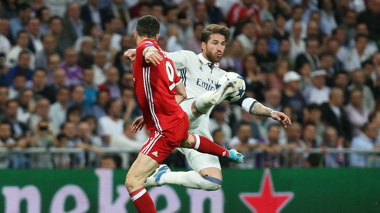 Sergio Ramos en una jugada con Lewandowski Sergio Ramos en una jugada con Lewandowski