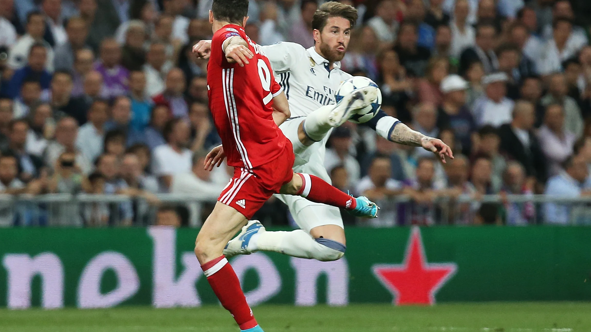 Sergio Ramos en una jugada con Lewandowski