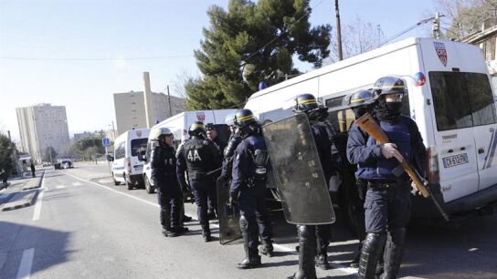 Agentes de las fuerzas de seguridad de la Polic&iacute;a Nacional francesa patrullan por una calle de Marsella