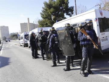 Agentes de las fuerzas de seguridad de la Policía Nacional francesa patrullan por una calle de Marsella Agentes de las fuerzas de seguridad de la Policía Nacional francesa patrullan por una calle de Marsella