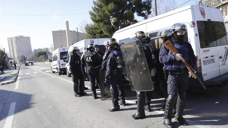 Agentes de las fuerzas de seguridad de la Policía Nacional francesa patrullan por una calle de Marsella