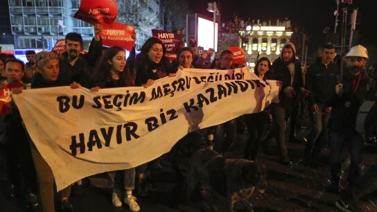 Protestas contra el refer&eacute;ndum en Turqu&iacute;a