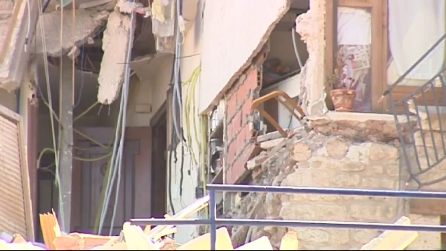 Frame 17.73922 de: Desalojan a 33 personas por el derrumbe de tres viviendas en Alca&ntilde;iz (Teruel)