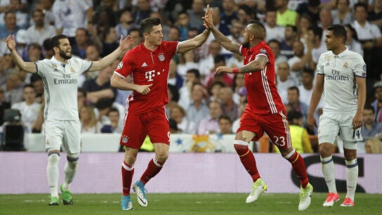 Lewandowski celebra el 0-1 con Arturo Vidal