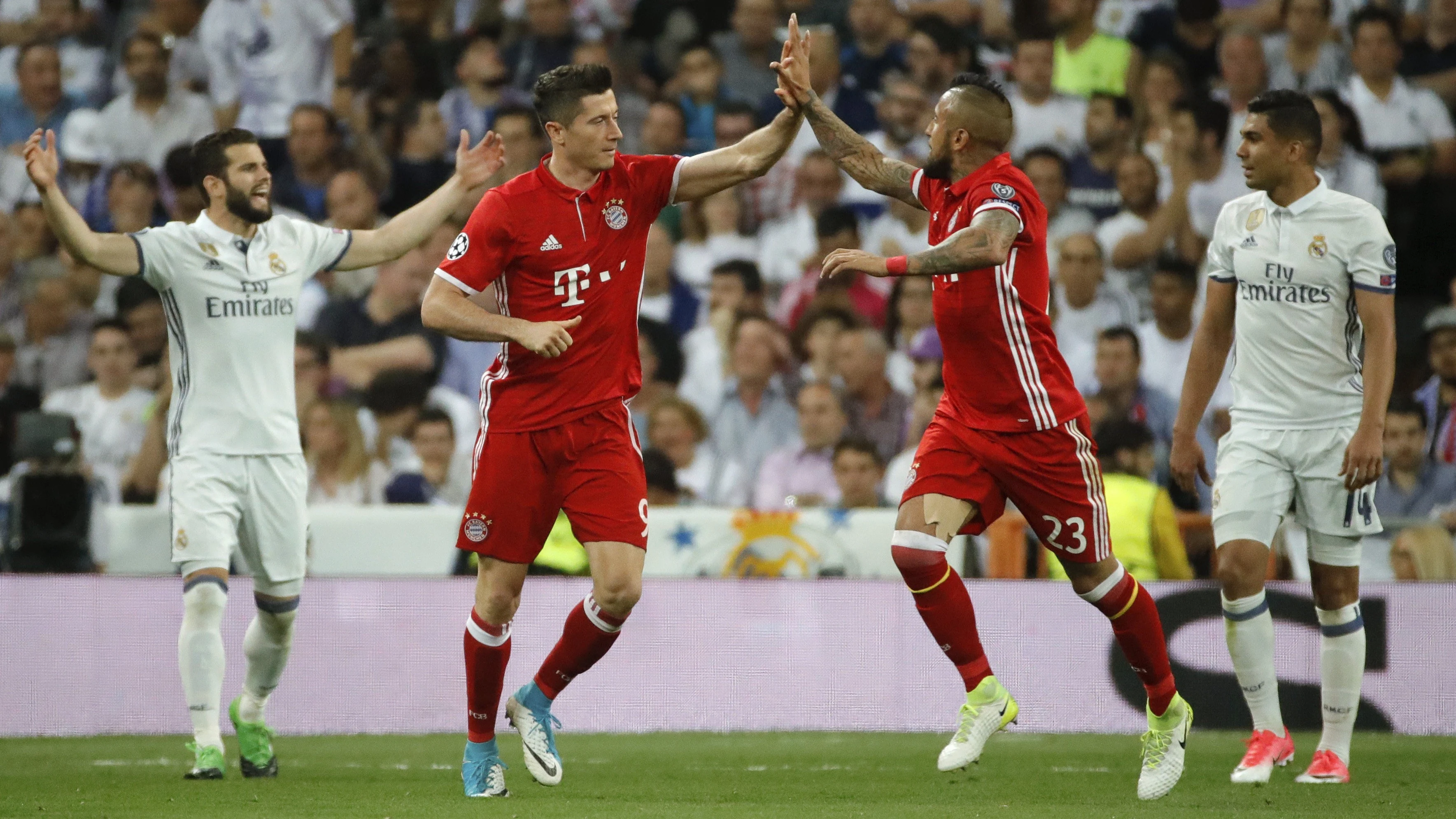 Lewandowski celebra el 0-1 con Arturo Vidal