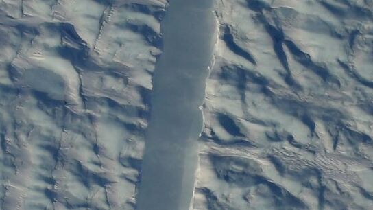 Enorme grieta en un glaciar de Groenlandia