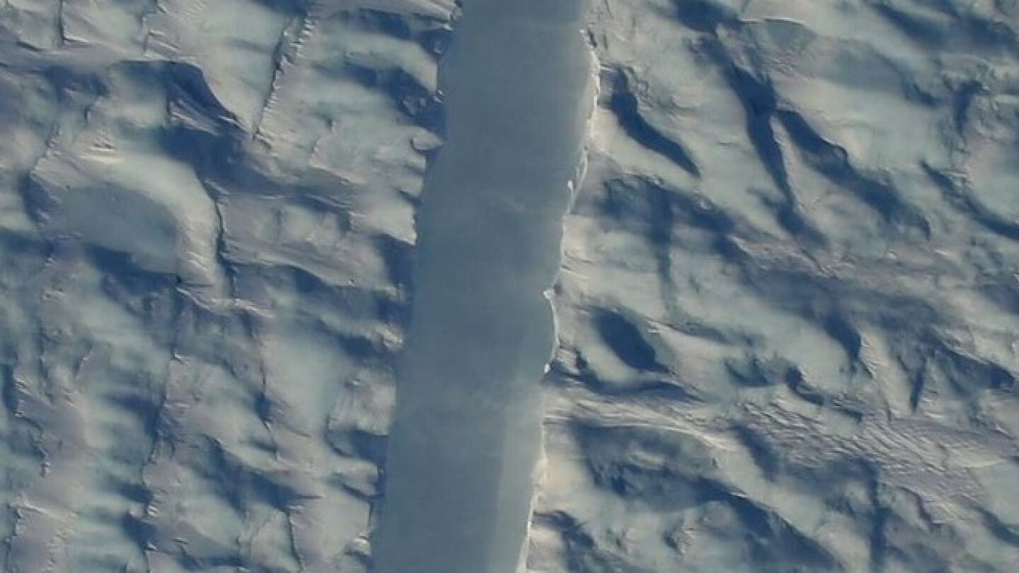 Enorme grieta en un glaciar de Groenlandia