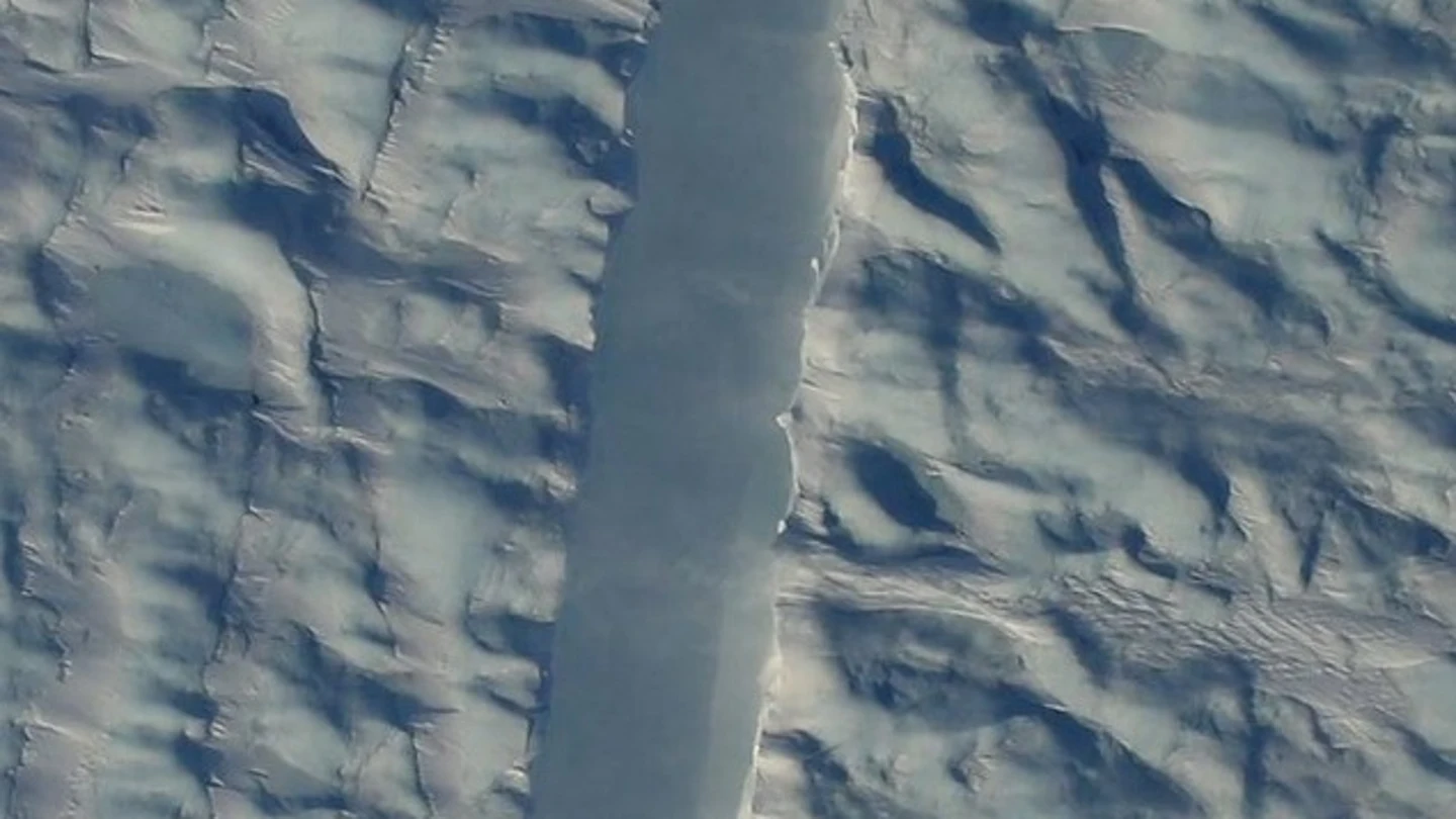 Enorme grieta en un glaciar de Groenlandia Enorme grieta en un glaciar de Groenlandia