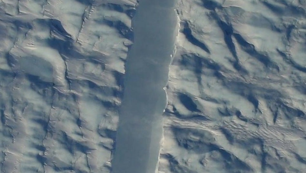 Enorme grieta en un glaciar de Groenlandia