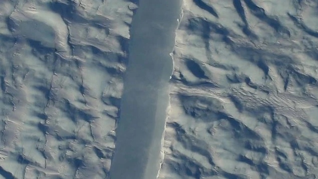 Enorme grieta en un glaciar de Groenlandia