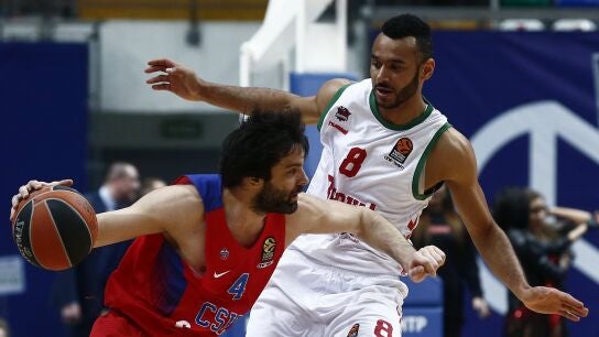 Adam Hanga trata de frenar a Miloes Teodosic