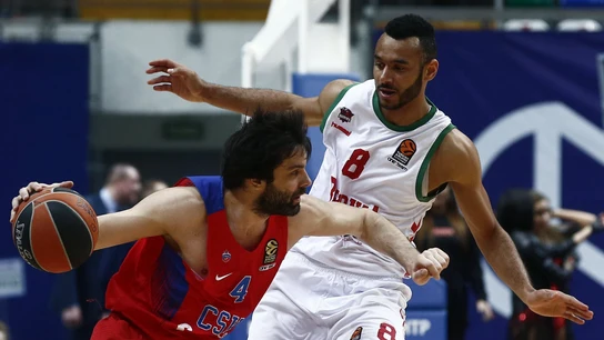 Adam Hanga trata de frenar a Miloes Teodosic Adam Hanga trata de frenar a Miloes Teodosic