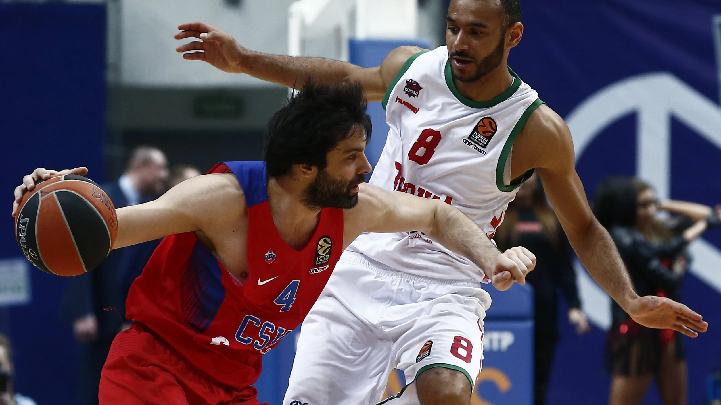 Adam Hanga trata de frenar a Miloes Teodosic