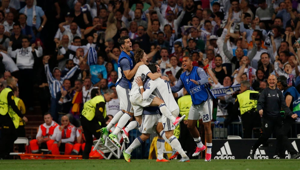 Cristiano Ronaldo celebra junto a sus compañeros su gol 100 en competiciones europeas