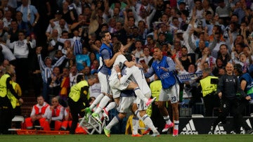 Cristiano Ronaldo celebra junto a sus compañeros su gol 100 en competiciones europeas