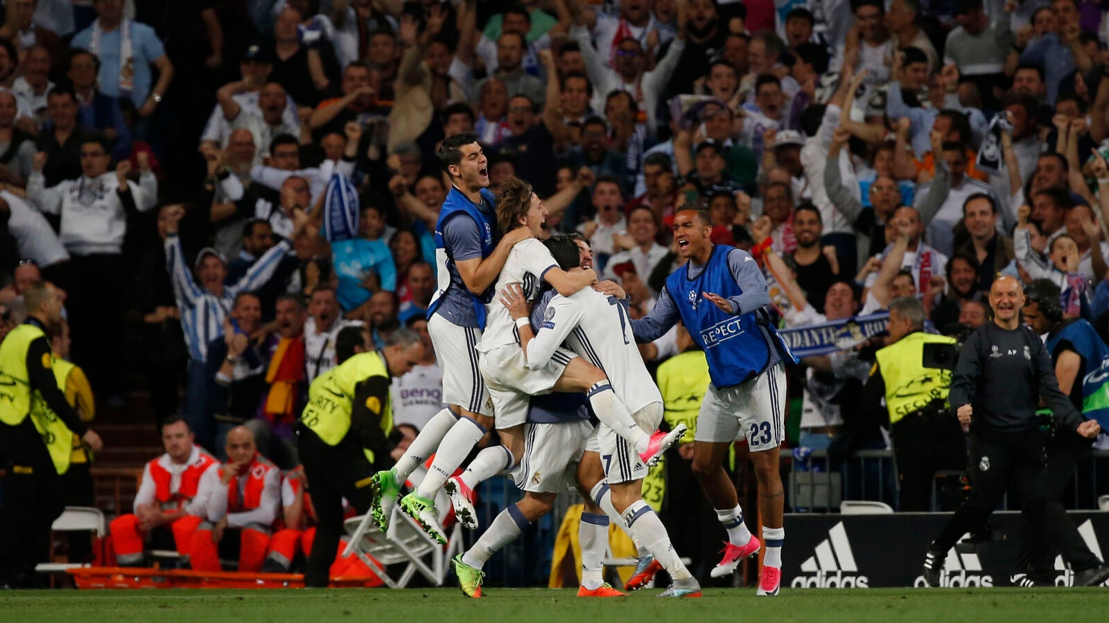 Cristiano Ronaldo celebra junto a sus compa&ntilde;eros su gol 100 en competiciones europeas