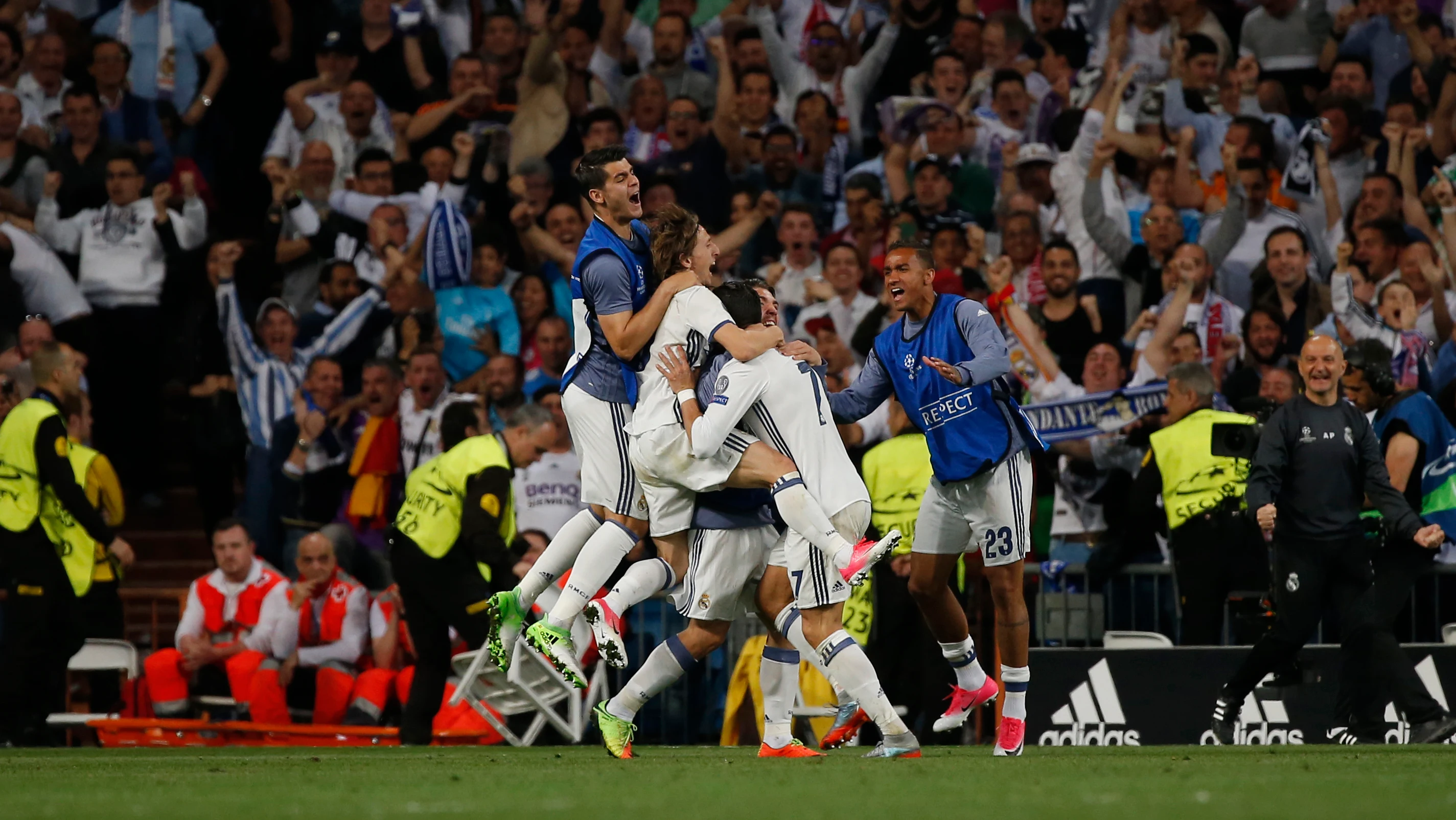 Cristiano Ronaldo celebra junto a sus compañeros su gol 100 en competiciones europeas