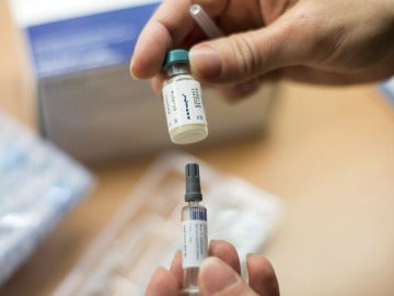 Una enfermera sostiene una vacuna contra el sarampión Una enfermera sostiene una vacuna contra el sarampión