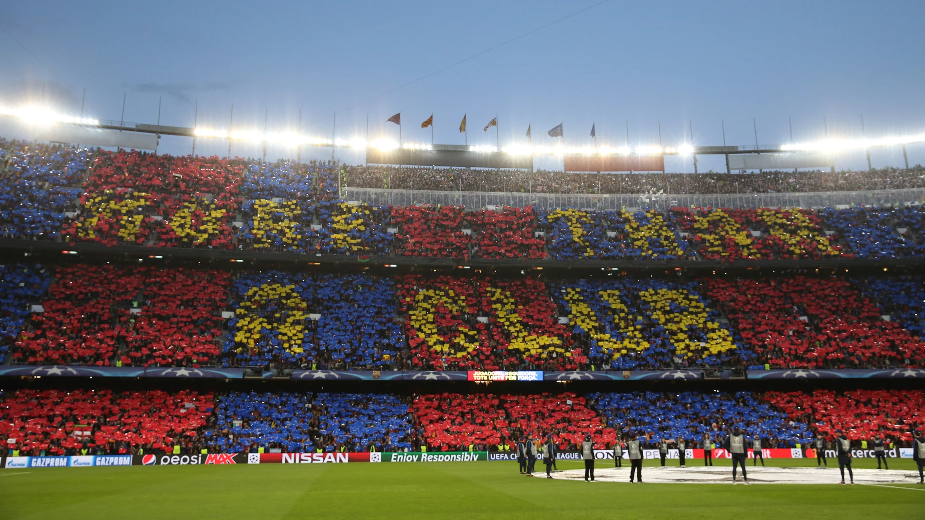'More than a club', el mosaico con el que el Camp Nou recibió a los jugadores del Barcelona