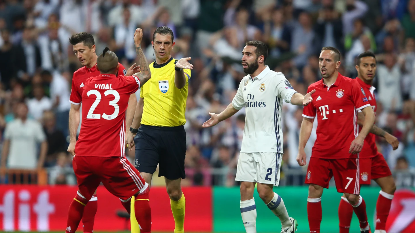 Vidal protesta al árbitro tras ver la roja en el Bernabéu Vidal protesta al árbitro tras ver la roja en el Bernabéu