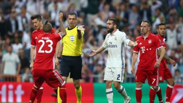 Vidal protesta al árbitro tras ver la roja en el Bernabéu