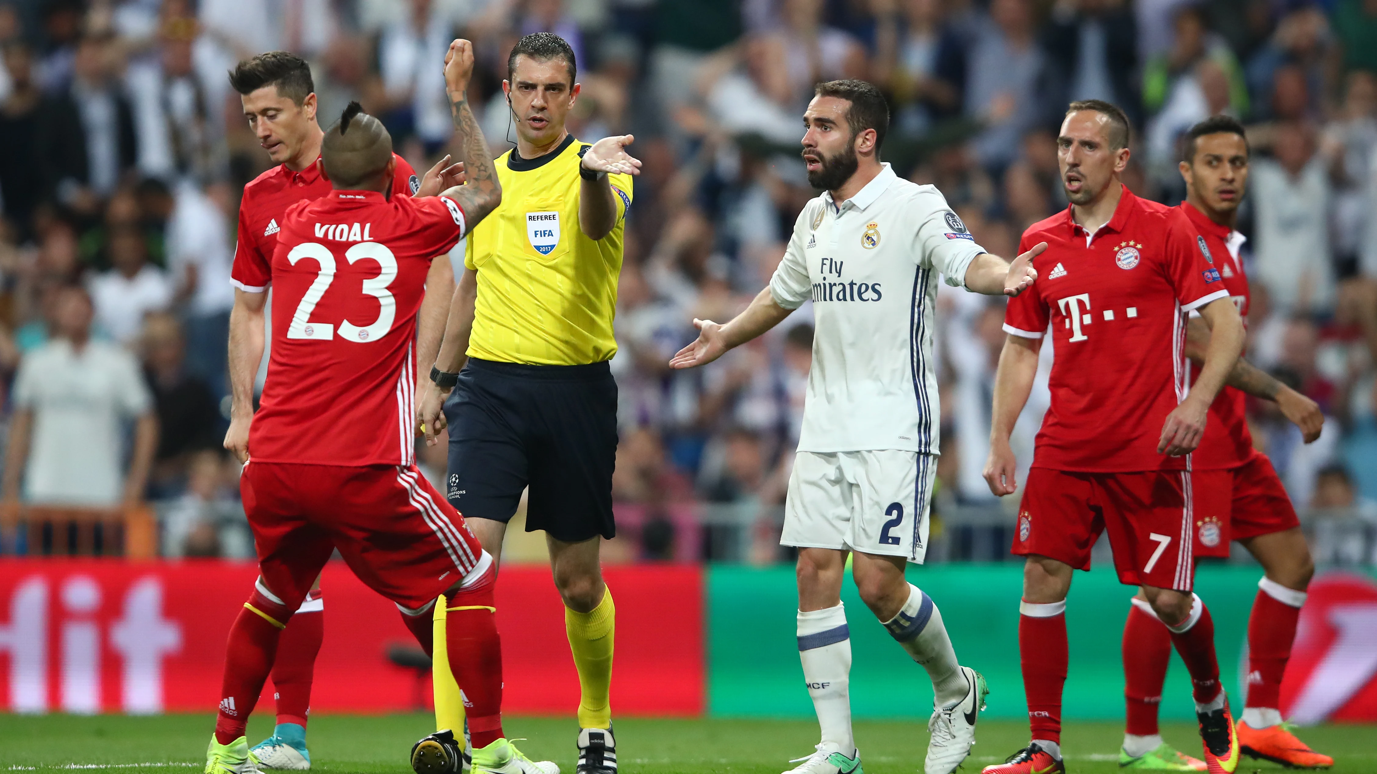 Vidal protesta al árbitro tras ver la roja en el Bernabéu