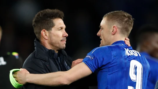 Simeone saluda a Vardy tras finalizar el partido Simeone saluda a Vardy tras finalizar el partido