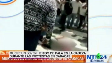 Frame 13.945251 de: Muere un joven herido de bala en la cabeza durante una manifestación en Caracas