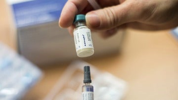 Una enfermera sostiene una vacuna