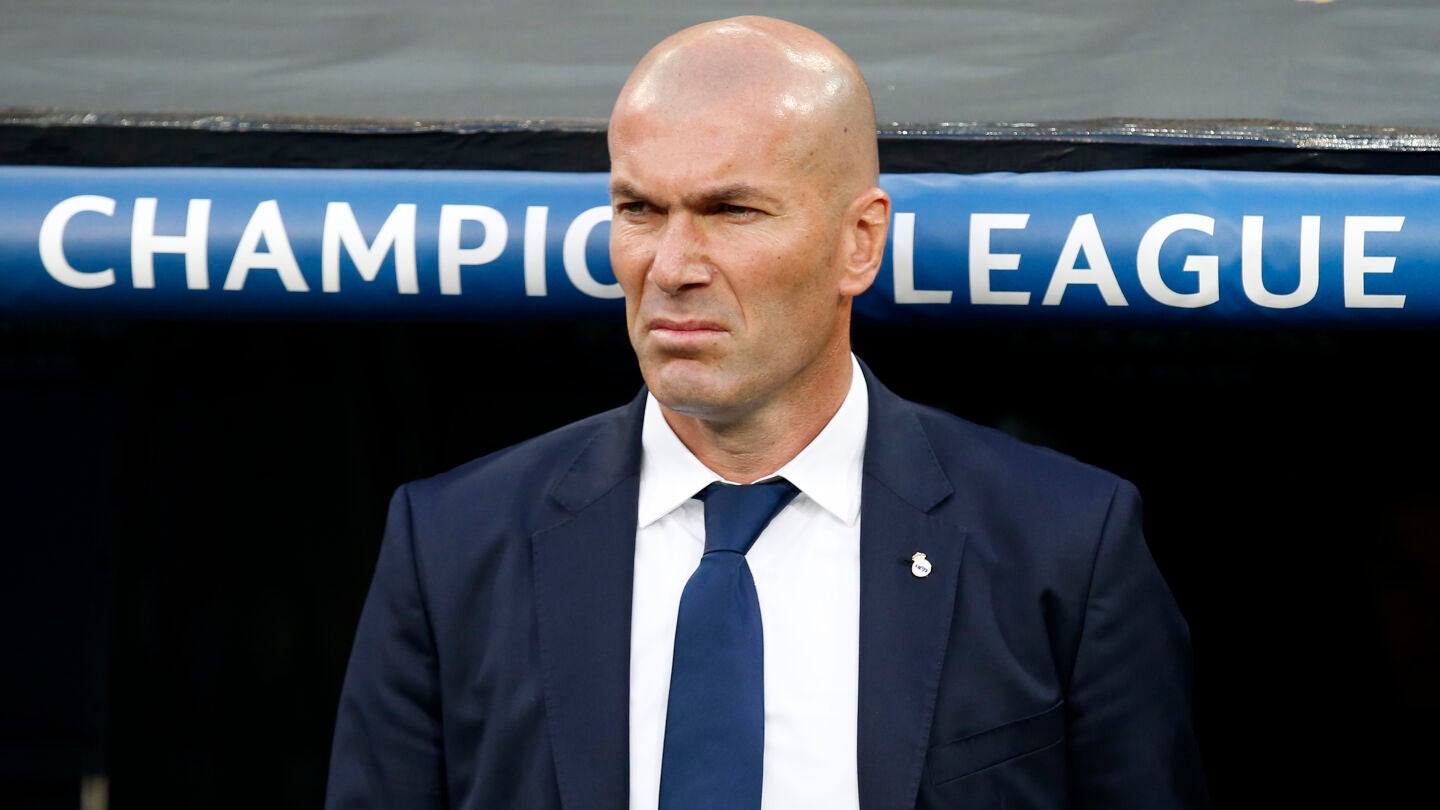 Zinedine Zidane, en la banda del Bernab&eacute;u