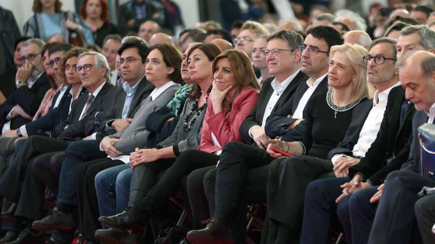 Dirigentes del PSOE y autoridades en el homenaje a Carme Chac&oacute;n en Barcelona