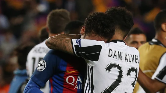 Dani Alves abraza a un Neymar destrozado Dani Alves abraza a un Neymar destrozado