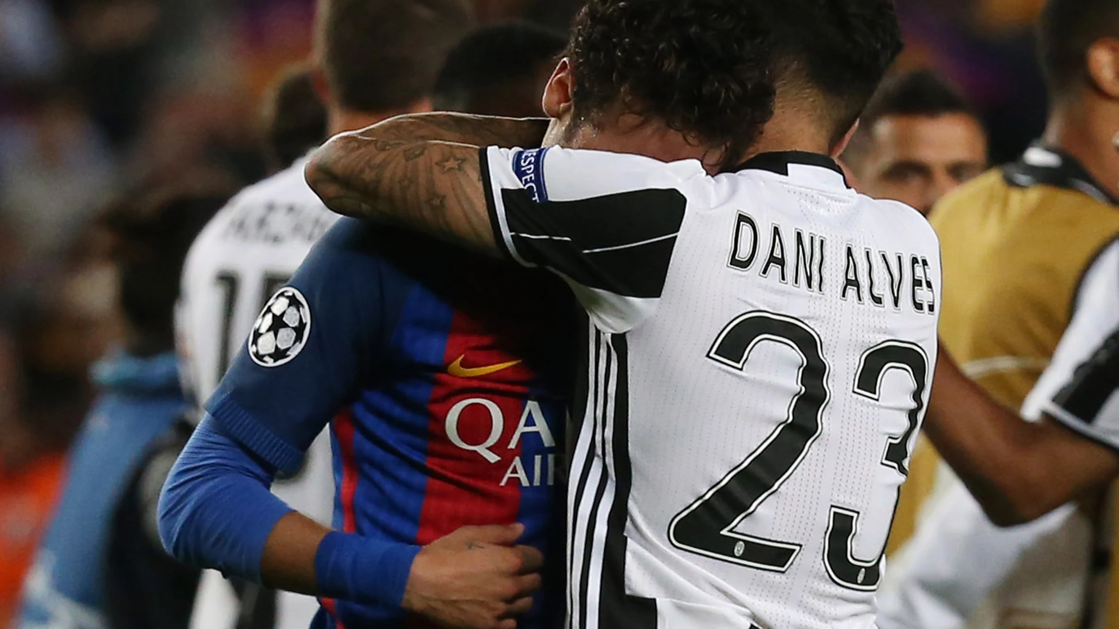 Dani Alves abraza a un Neymar destrozado