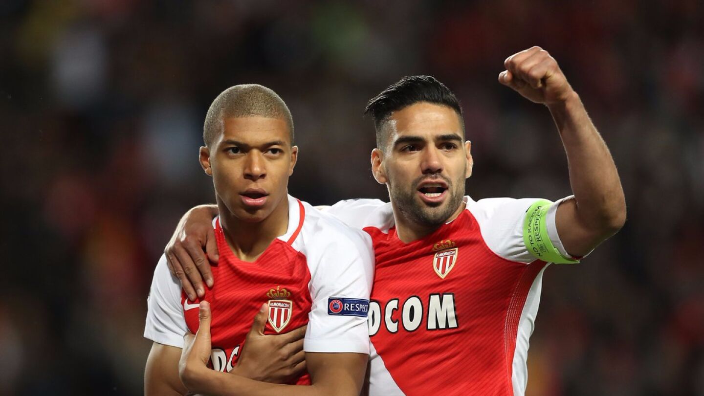 Mbapp&eacute; celebra su gol junto a Falcao