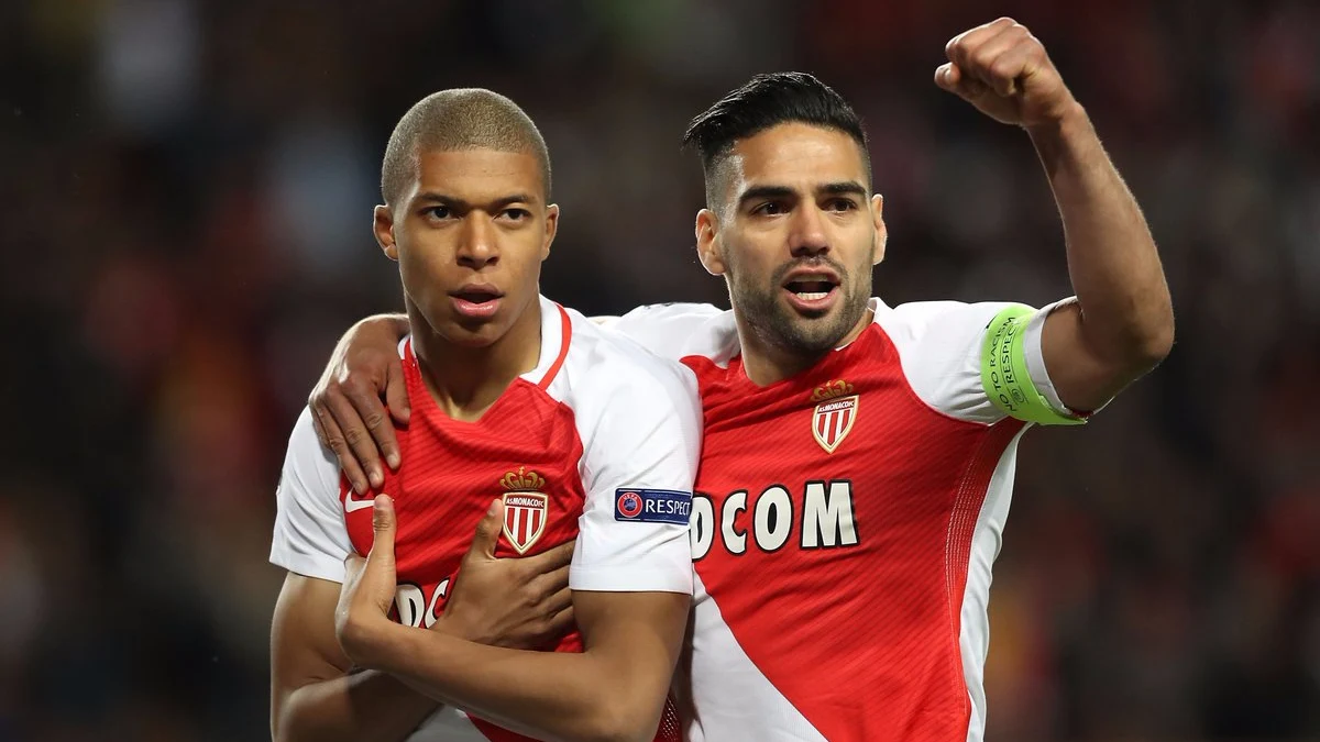 Mbappé celebra su gol junto a Falcao