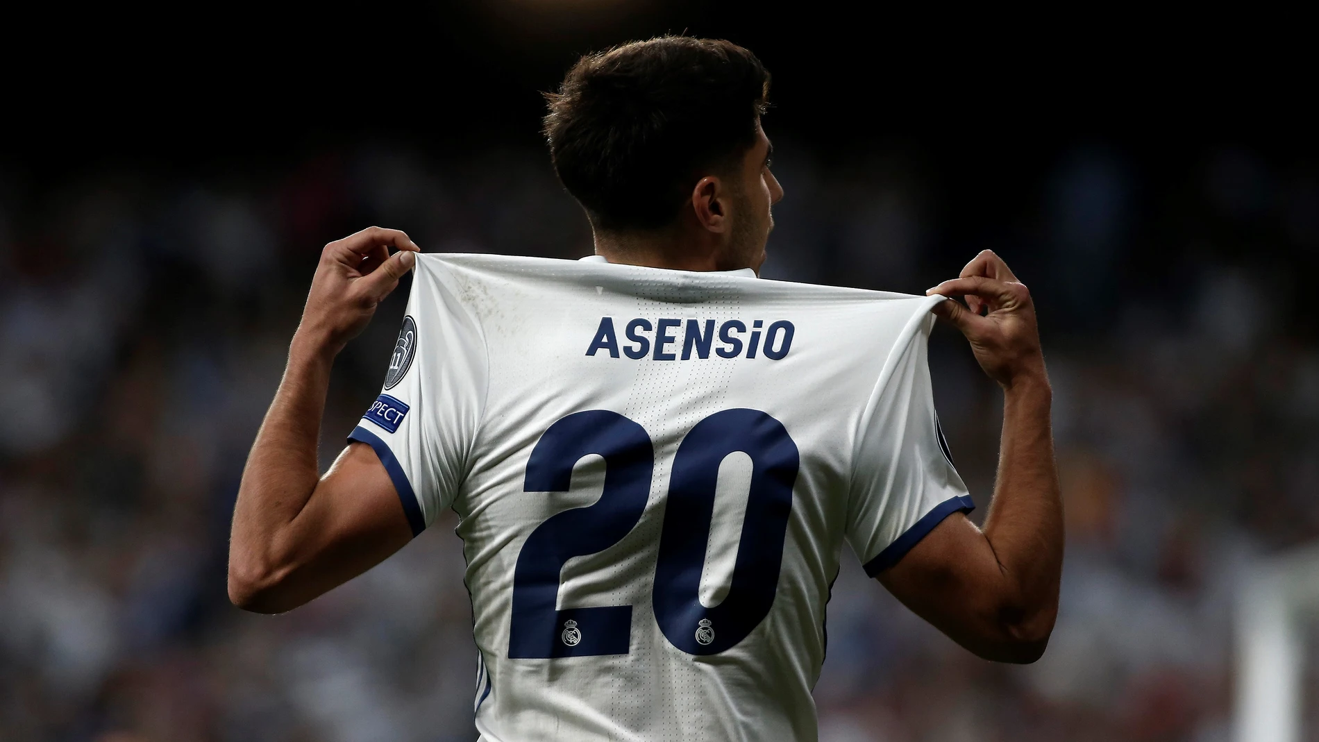 Marco Asensio se señala el dorsal tras su gol contra el Bayern