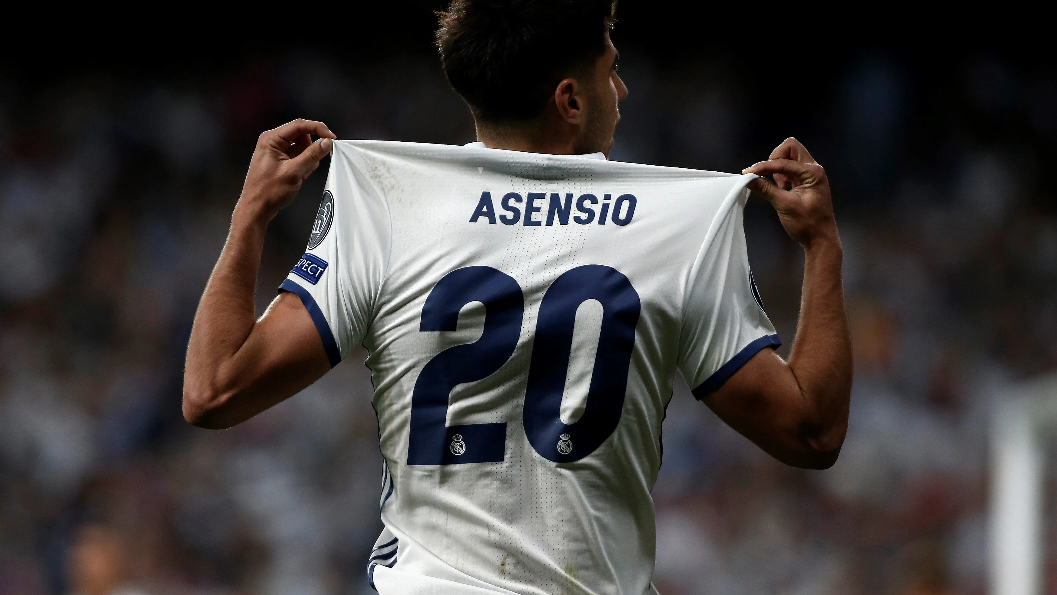 Marco Asensio se señala el dorsal tras su gol contra el Bayern