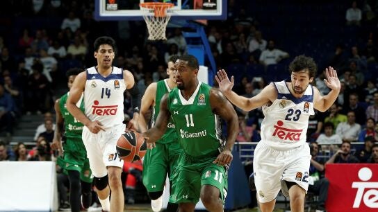 Wanamaker avanza con el bal&oacute;n ante la defensa de Llull