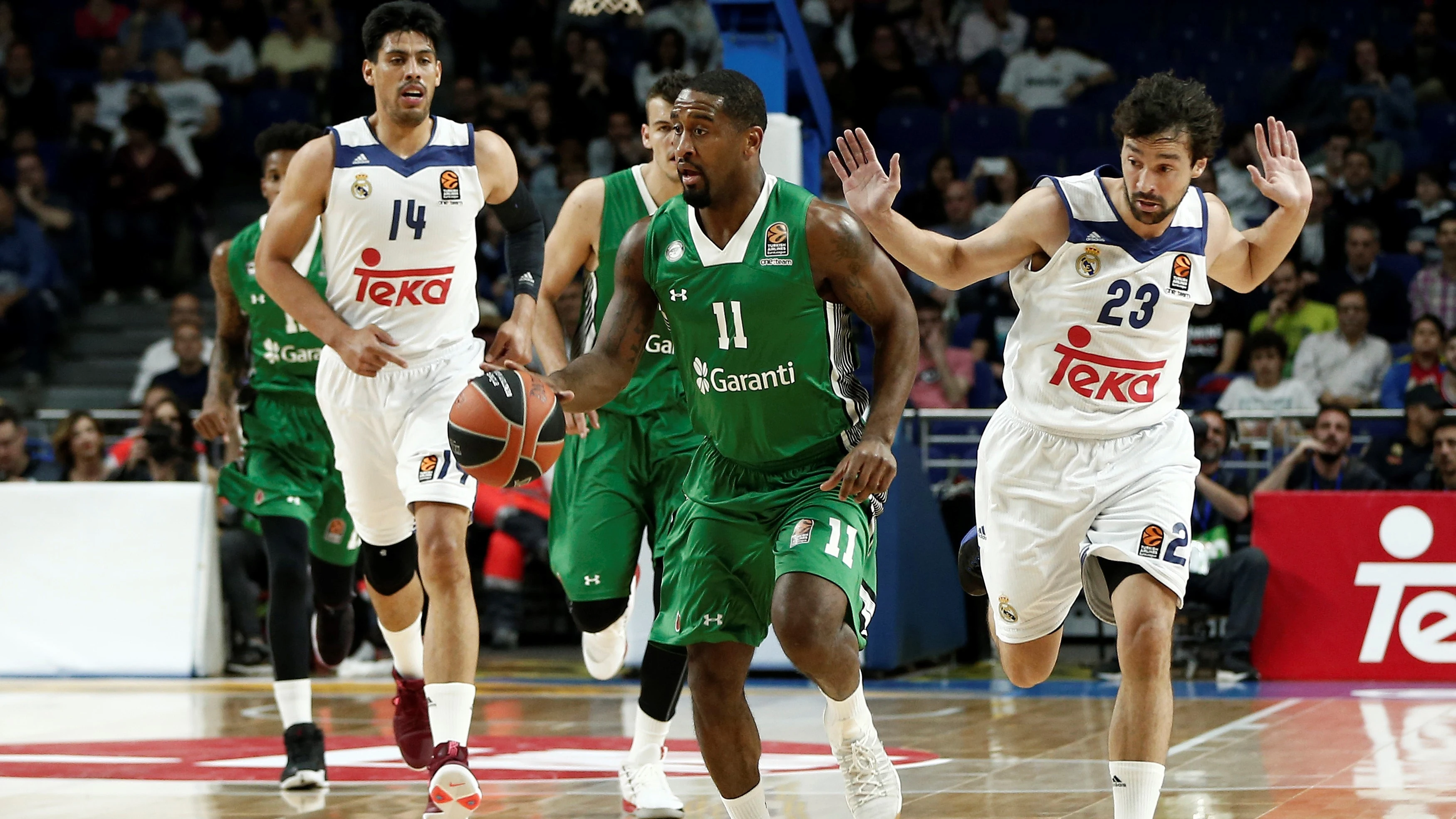 Wanamaker avanza con el balón ante la defensa de Llull