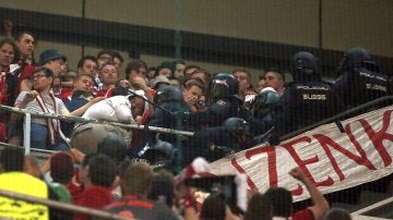 Agentes de la Policía entran a la zona de seguidores del Bayern en el Bernabéu