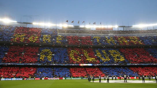 Un mosaico tiñe de azulgrana las gradas del Camp Nou Un mosaico tiñe de azulgrana las gradas del Camp Nou