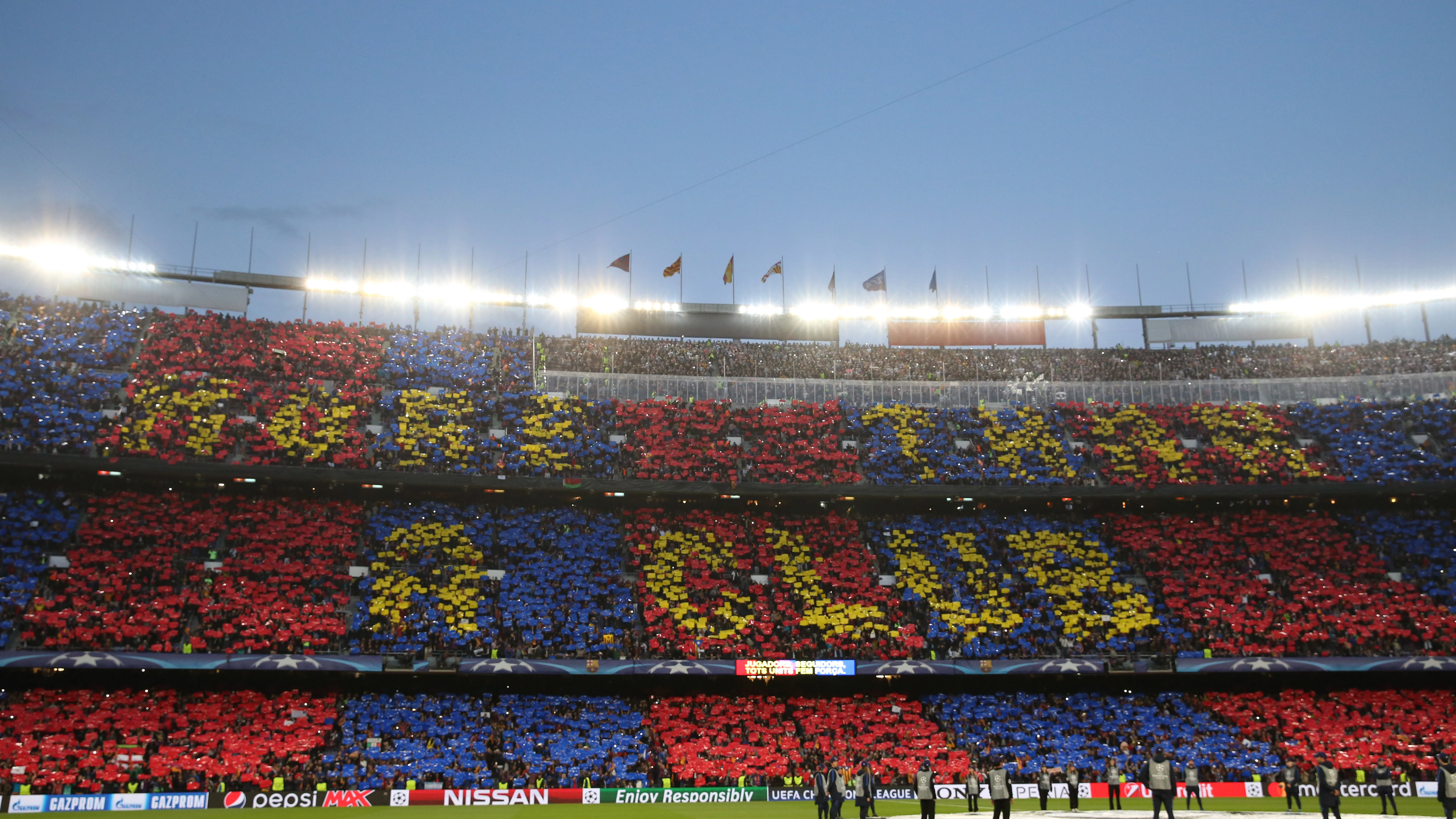 Un mosaico tiñe de azulgrana las gradas del Camp Nou