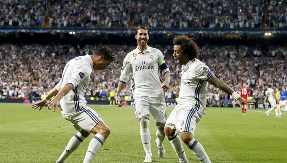 Marcelo celebra un gol con Cristiano Ronaldo