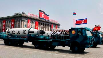 Un vehículo militar con dos misiles a bordo participa en un desfile por la festividad del Día del Sol en Corea del Norte