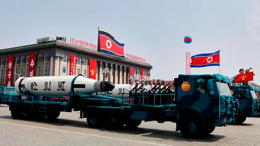 Un vehículo militar con dos misiles a bordo participa en un desfile por la festividad del Día del Sol en Corea del Norte