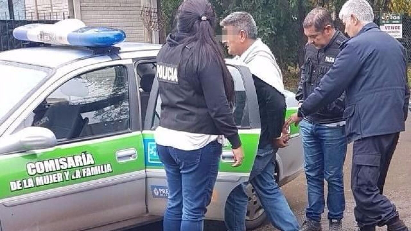 Los agentes detienen al hombre que encerr&oacute; a su familia durante nueve a&ntilde;os