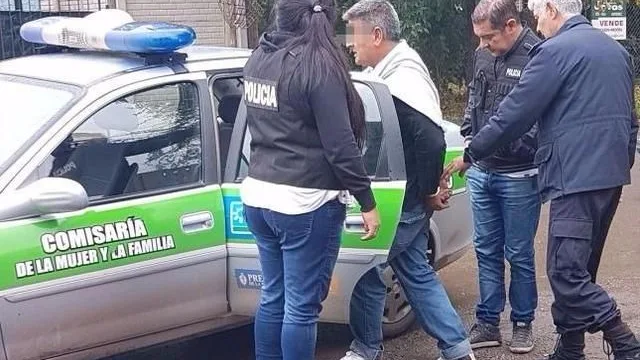 Los agentes detienen al hombre que encerró a su familia durante nueve años