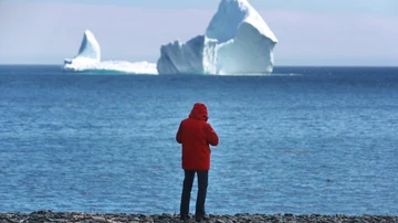 Una pequeña ciudad de Canadá recibe la visita de un gigantesco iceberg 