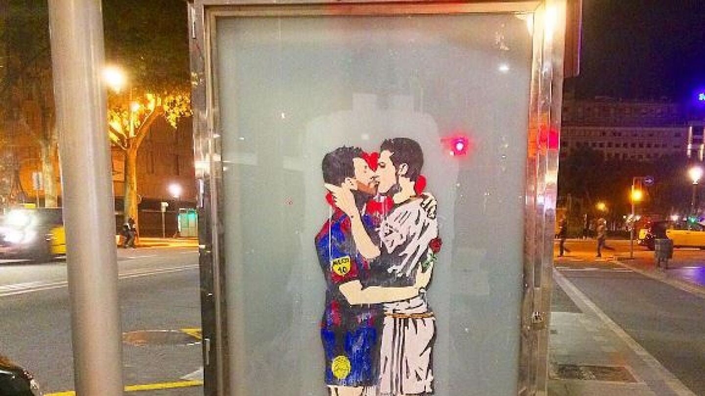 Leo Messi y Cristiano Ronaldo en un grafiti