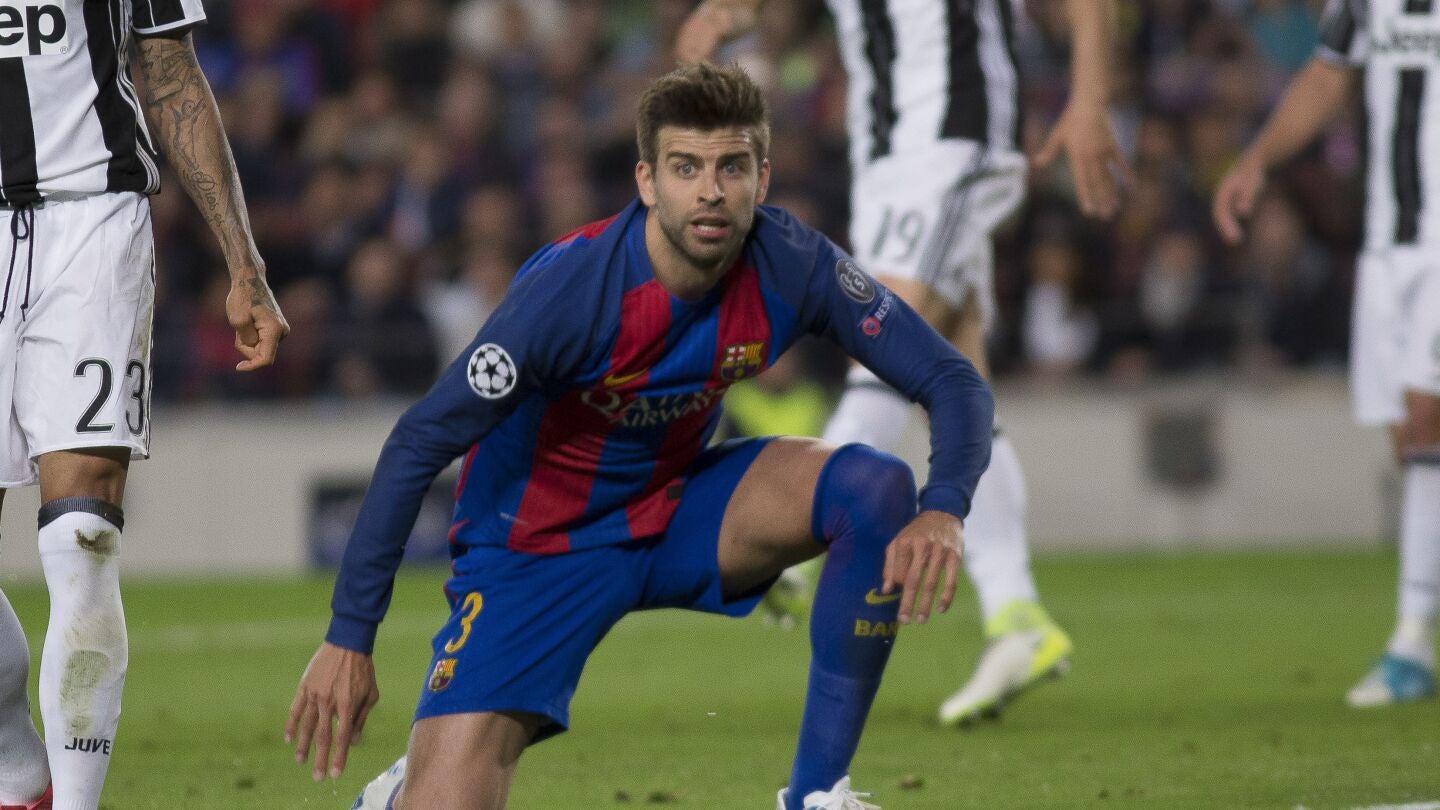 Gerard Piqu&eacute; espera el centro en el partido del Camp Nou